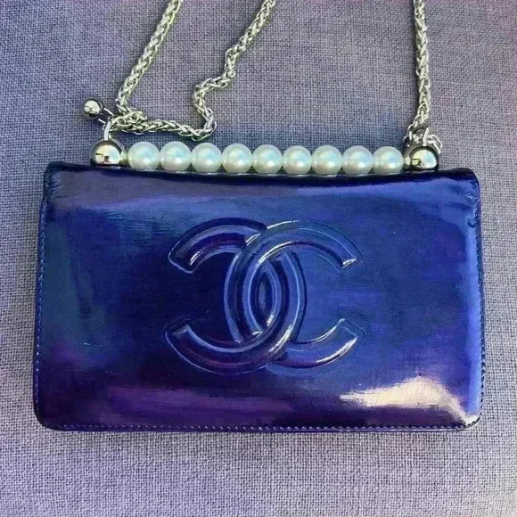 CHANEL Iridescent Camellia Makeup Palette CC Logo Patent Leather Bifold Wallet - Picture 5 of 9